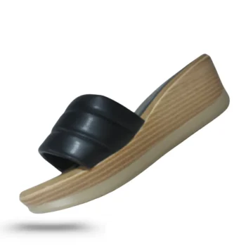 "Sandalia de cuña para mujer, tira ancha negra y plataforma beige texturizada."