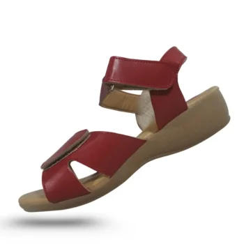 "Estilo y comodidad en cada paso. Sandalias Firezzi rojas, ideales para tu día a día en Liberia."