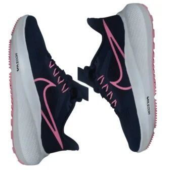Calzado deportivo Nike en azul oscuro y rosa. Amortiguación Zoom para corredores y estilo moderno.