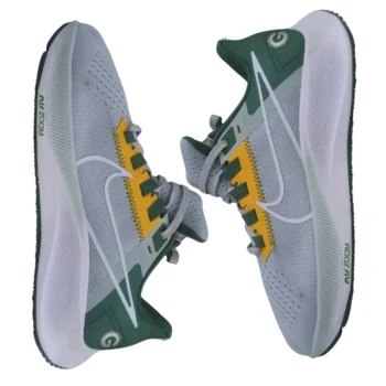 Calzado deportivo para hombre Guimos. Zapatillas grises con detalles verdes.