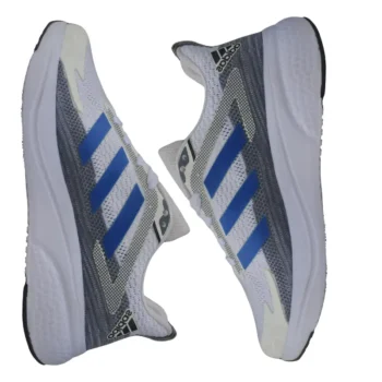 Calzado deportivo Guimos CR. Zapatillas blancas con detalles azules.