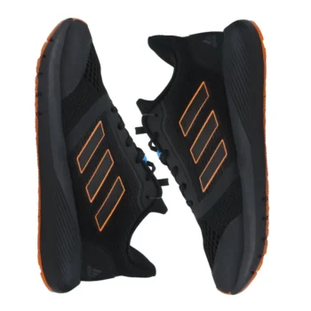 Calzado deportivo Adidas Guimos CR. Tenis negros con detalles naranjas.
