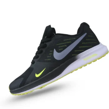 Tenis Nike negros deportivos para hombre, con suela blanca y detalles neón. Ideal para correr y entrenar.