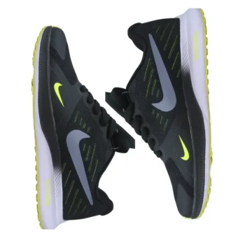 Calzado Nike de running, color negro con acentos blancos y amarillo fluorescente. Confort y estilo en Guimos CR.